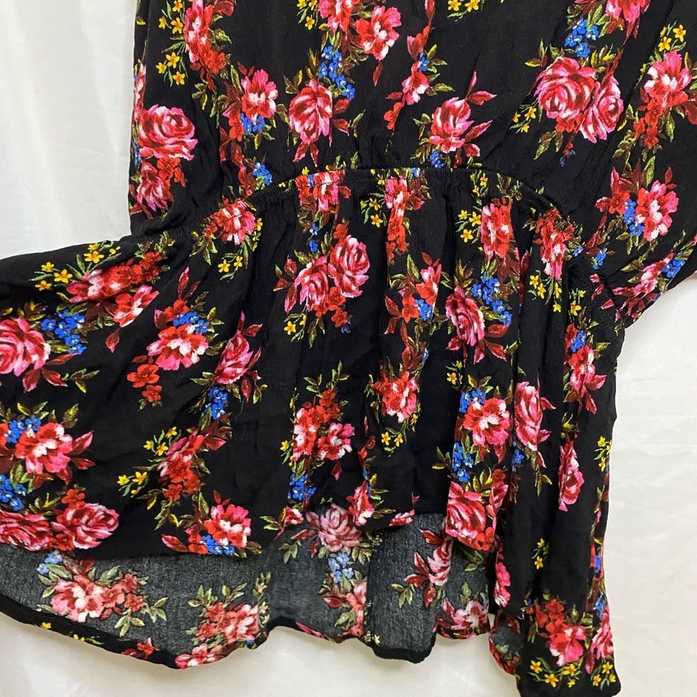 White Birch beautiful black floral blouse, v-neck cinched at waist, size 1x - Picture 3 of 8